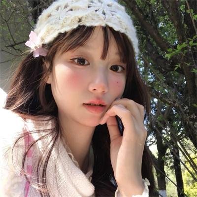 公园里的女孩海报